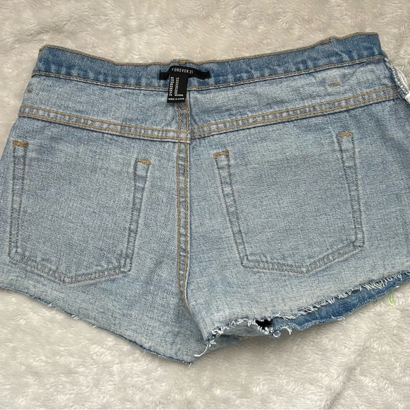 Women Jean short forever 21 ( USED )with beautiful flowers 💐 - Picture 5 of 7